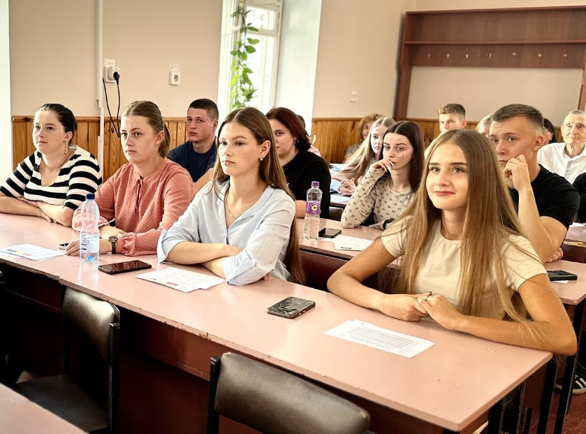 Студенти в аудиторіїслухають лекцію про дезинфікуючі засоби