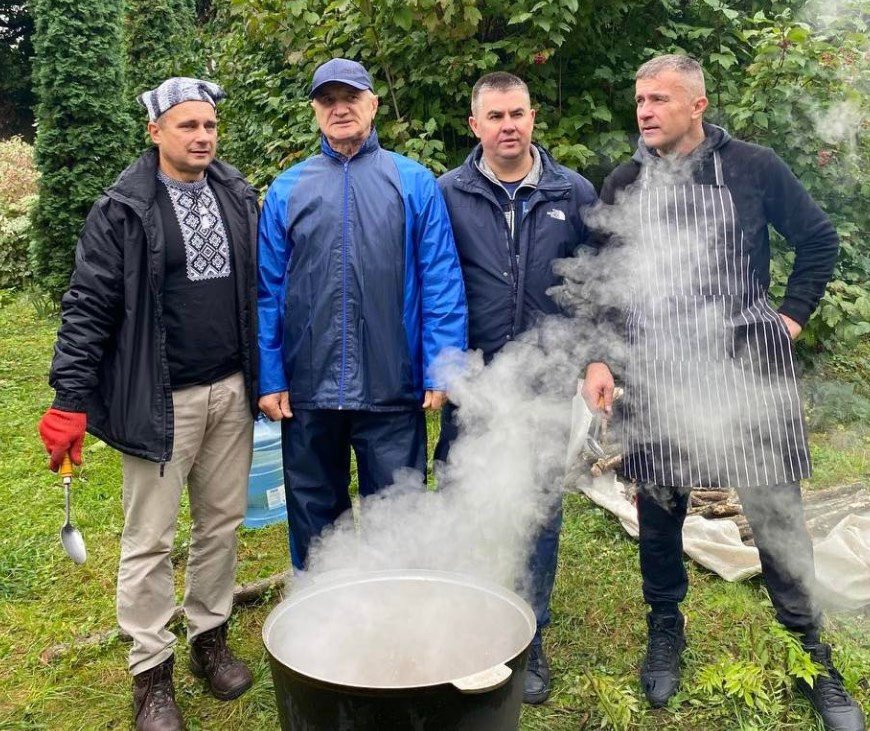 Викладачі чоловіки варять куліш на святі осені