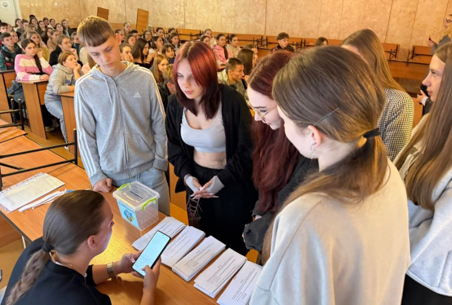 Студенти голосують опускаючи бюлетні в урну