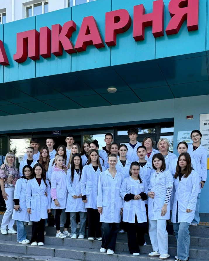 Студенти біля входу до лікарні