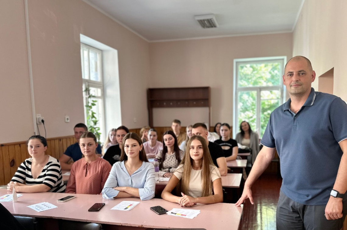Студенти в аудиторіїслухають лекцію про дезинфікуючі засоби