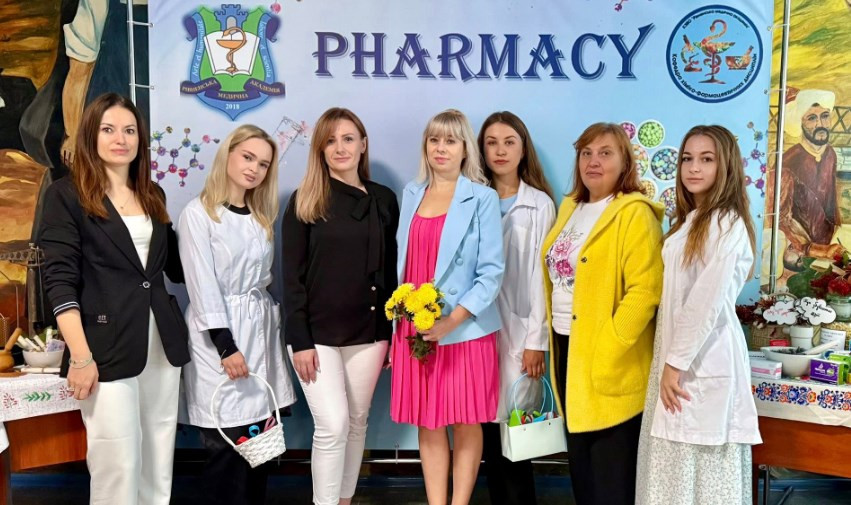 Студенти та викладачі на фоні фотозони до дня фармацевтичного працівника