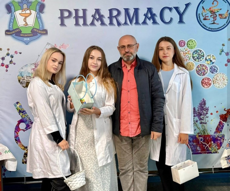 Студенти та викладачі на фоні фотозони до дня фармацевтичного працівника