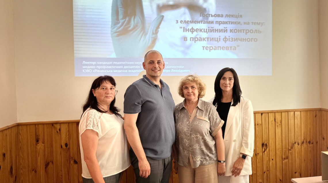 Викладачі що приймали участь у гостьовій лекції на фоні презентації про дезинфікуючі засоби