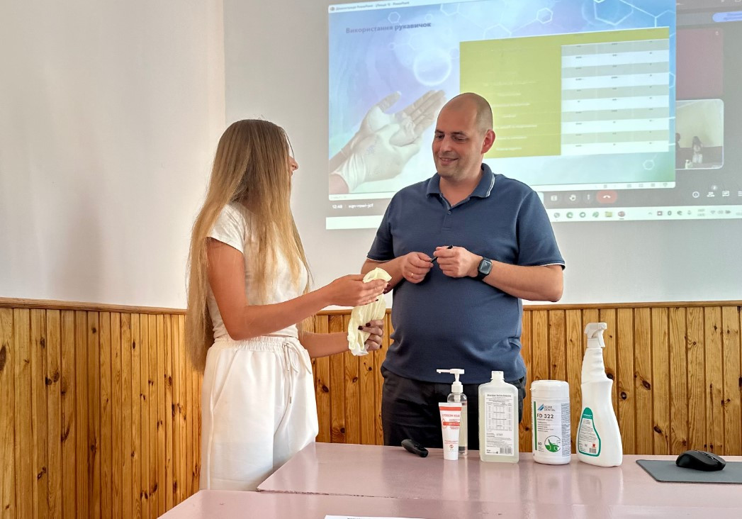 Викладачі демонструють дезинфікуючі засоби
