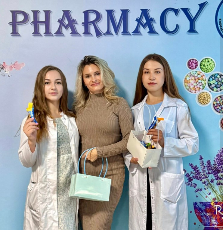 Студенти та викладачі на фоні фотозони до дня фармацевтичного працівника