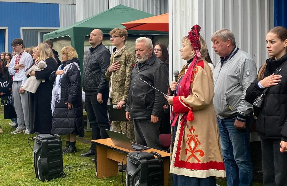Група студентів та викладачі на фоні виставки свято осені організованої до День українського козацтва